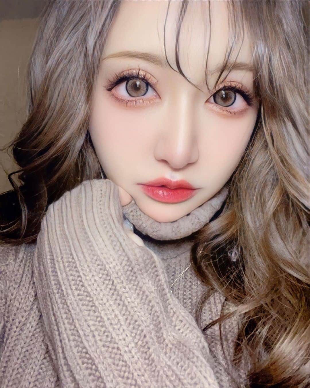 桜井莉菜のインスタグラム：「大阪行く前はいつも美容系詰め込んで行くんだけど、やっぱり実際人に会うのでお肌が1番大事✨✨✨ って事で【 @naju_clinical_salon 】に駆け込みっ🏃‍♀️ 毛穴汚れを恐ろしいほどゴッソリなくしてくれるところ🖐️ ここ行った後は、何と言っても メイクのノリが全然違うっ✨ 毛穴で悩んでる人は是非一度 ナージュのインスタ見てみて欲しい🫢 一回でめちゃくちゃ綺麗になるの🥲✨ すんごいオススメ‼️ さてさて。 お肌の調子も整ったまま、本日3日目🦋 皆さま今夜は【 @ageha.kitashinchi 】に集合ー✨✨✨  #ナージュクリニカルサロン#毛穴ケア#毛穴汚れ#艶肌#新宿 #北新地#キャバクラ#キャバ嬢」