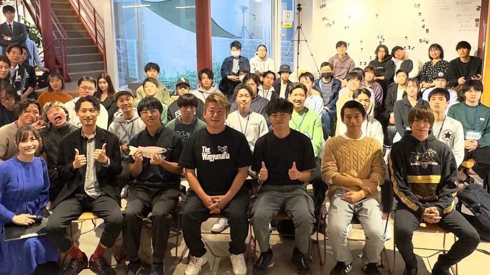 榎本麗美のインスタグラム：「. 11/9は、近畿大学へ🏫  堀江貴文さんから 「宇宙事業の展望や可能性」を学ぶ特別イベントのナビゲーターを務めさせて頂きました🚀  学生さん達にとって、一生忘れられない時間になっただろうな✨と感じる、熱い熱いイベントでした！  堀江さんからのアドバイスは、みんながこれから社会に出て生きていくにあたり、 背中を押してくれる言葉になると思います🥹✨  後半の学生起業家の皆さんのピッチイベントでは、 具体的なアドバイスはもちろん、 やる気が出る言葉を下さったり、いいね〜と褒められた方もいて、大盛り上がりでした☺️  可能性が無限にある大学生の皆さんは、 こういう出会いや切っ掛けで、人生の選択肢が大きく広がるかもしれない。 より良い未来が築けるかもしれない✨  私が次世代育成に力を入れているのは、 そういう学生さん達がキラキラする瞬間をたくさん作っていきたいからなので、 今回のイベントに参加させて頂いて本当に嬉しかったです！  私自身これからも、宇宙教育活動を頑張っていきます💪✨✨」