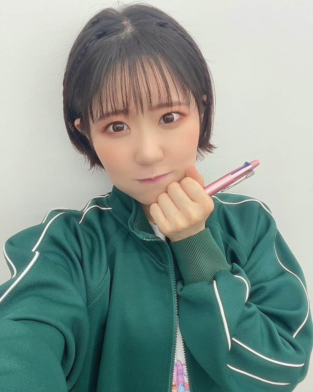 東山奈央のインスタグラム：「こんばんは～！ 金夜いかがお過ごしですか～？  すっかり毎日寒いですね❄️  （ジャージでペン持ったら学校っぽさがすごい！笑）  今夜20:00から！  公式Xでリスニングパーティーをやります😉  おうちからせーの！で再生して音楽を楽しむ企画です！  サブスクでプレイリスト組んだのでチェックしてみてください！  公式Xで私もいろいろ呟きますっ💬 あなたのお気にいりの曲が見つかるといいなあ！  お時間合う方はまたのちほどです🎶」
