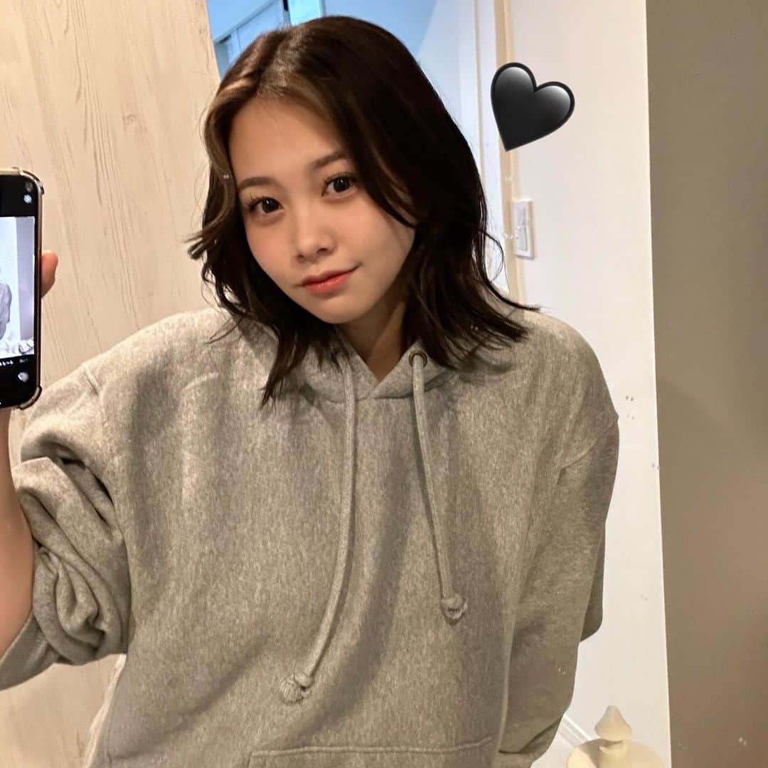 新田あゆなのインスタグラム：「・ 新居だいぶ片付いてきた♡ 久しぶりの自撮りでも載せよ🤭  この前東京行った時に @unefleur_beauty_salon  @une_fleur_eyebrow さんで 美眉スタイリングと毛穴洗浄＆カーボキシーパックしてもらって、肌も眉毛も生き返りました😇 眉毛で人変わるから自分で整えるの苦手な方はほんまにおすすめ!!」