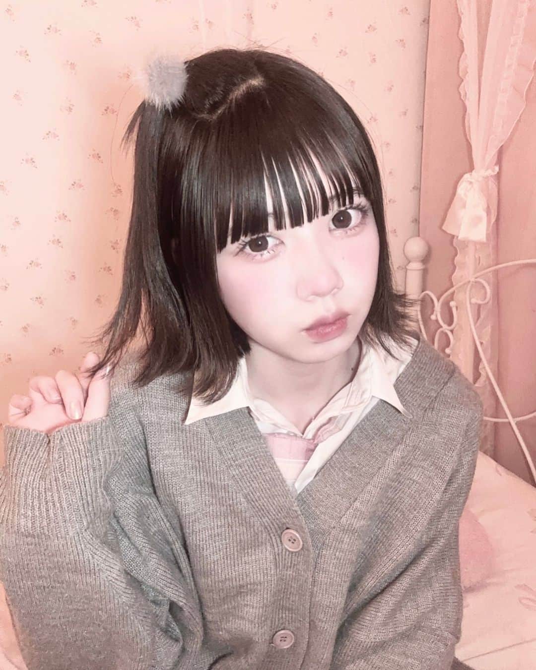 伊藤沙音のインスタグラム：「🧁🐰  久々外ハネでりんごヘア🍎   #伊藤沙音 #nicola #ニコモ #ニコラ12月号発売中」