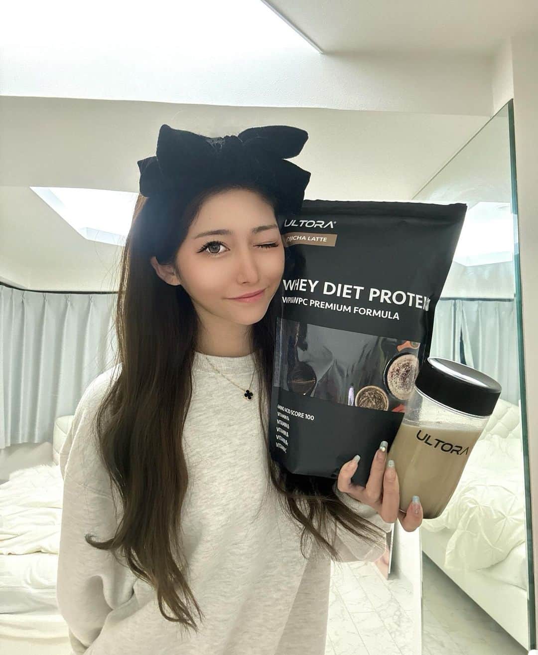 𝐊𝐎𝐘𝐔𝐏𝐈𝐏𝐈 のインスタグラム：「食欲の秋で最近体重が 気になってきたからプロテイン生活 初めてる　🤍  朝ごはんをプロテインにしてるんだけど 腹持ちよくて、尚且つ美味しいのが 本当にありがたい　！！  いろんなフレーバーあって迷ったけど わたしはほうじ茶ラテ味にした☕️♡  今までもプロテインは飲んだことあったけど、 特有の粉っぽさが苦手で続けられなかった、、  でもこれはすぐ溶けてサラッと飲みやすい 毎日飲み続けられる美味しさ🐾 ※(まじ大事)  いまなら【11/13~11/20】 ULTORA BLACK FRIDAYの500円分のポイント付与 (新規登録者様限定)  と購入総額から 10%ポイントバックされるみたいなので、 チェックしてみてね！🤎🤎  #PR #ULTORA #ウルトラプロテイン #プロテイン」