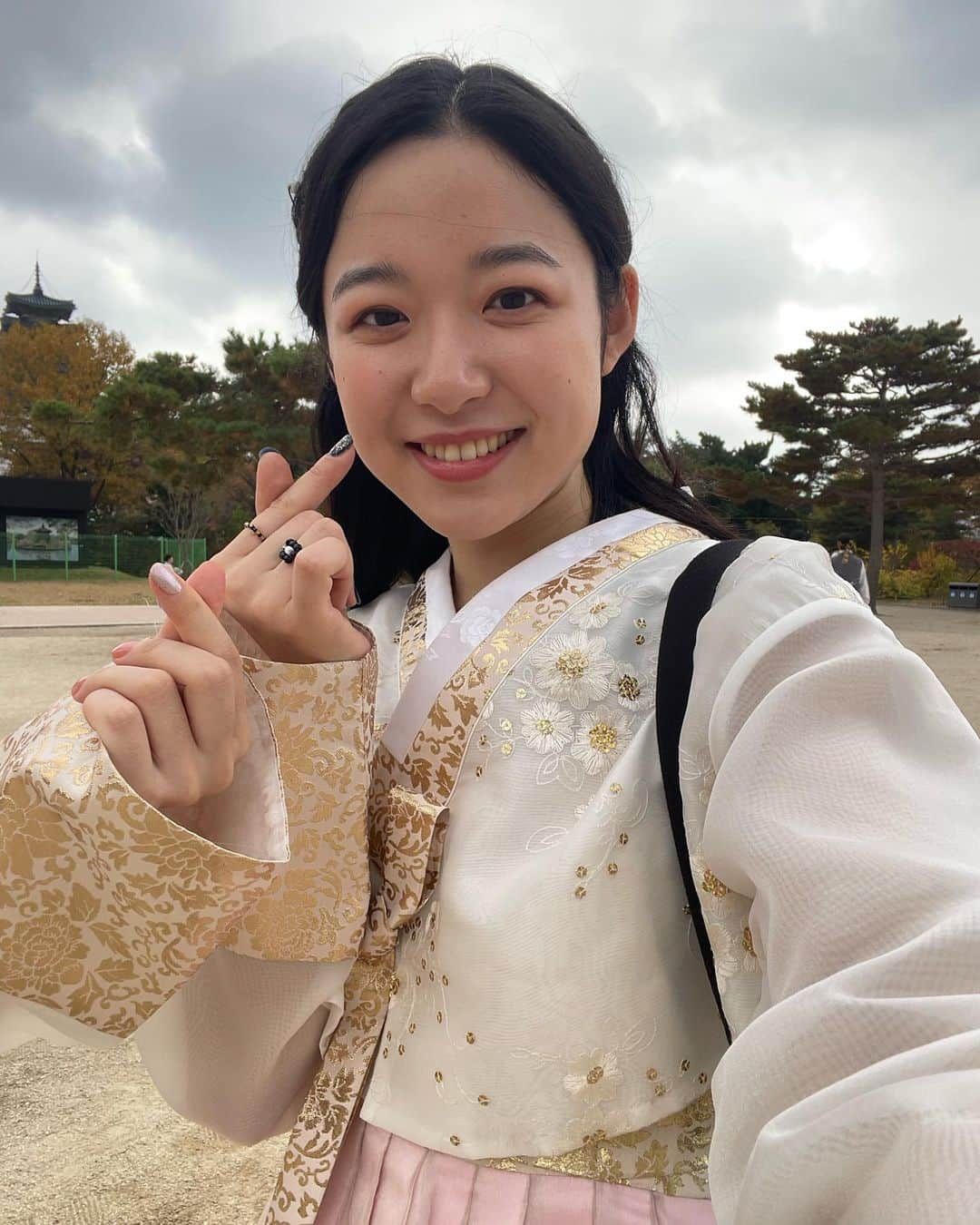 藤野涼子のインスタグラム：「✈️🇰🇷 この間、初渡韓してきました。3年ぶりの海外で、はしゃいでいたらパスポートを忘れそうになりました。危ない、危ない。旅行好きの友人たちは必ずといっていいほど、一度韓国に行くと、2回3回とリピートをするのですが、気持ちがわかります。 もうすでに韓国に行きたい。 2時間で海外旅行が出来るなんて、、、。 今回の旅行は、美容と健康と食を満喫しましたが、次は洋服を沢山買うぞ！ と意気込んでいるけど、結局また食がメインになりそうな予感がする。  I wanna travel to Korea again!!!!! #渡韓記録 #海外旅行」