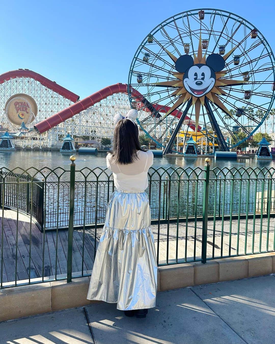 のインスタグラム：「ㅤㅤㅤㅤㅤㅤㅤㅤㅤㅤㅤㅤㅤ ㅤㅤㅤㅤㅤㅤㅤㅤㅤㅤㅤㅤㅤ カリフォルニアディズニーといえば！ なミッキーの観覧車前で🎡✨ ㅤㅤㅤㅤㅤㅤㅤㅤㅤㅤㅤㅤㅤ 4年前はくもりだったので 今回青空で撮れて嬉しかった〜🥰 ㅤㅤㅤㅤㅤㅤㅤㅤㅤㅤㅤㅤㅤ ちなみにこれはアドベンチャーパークの方！ ㅤㅤㅤㅤㅤㅤㅤㅤㅤㅤㅤㅤㅤ #kaho_disney」