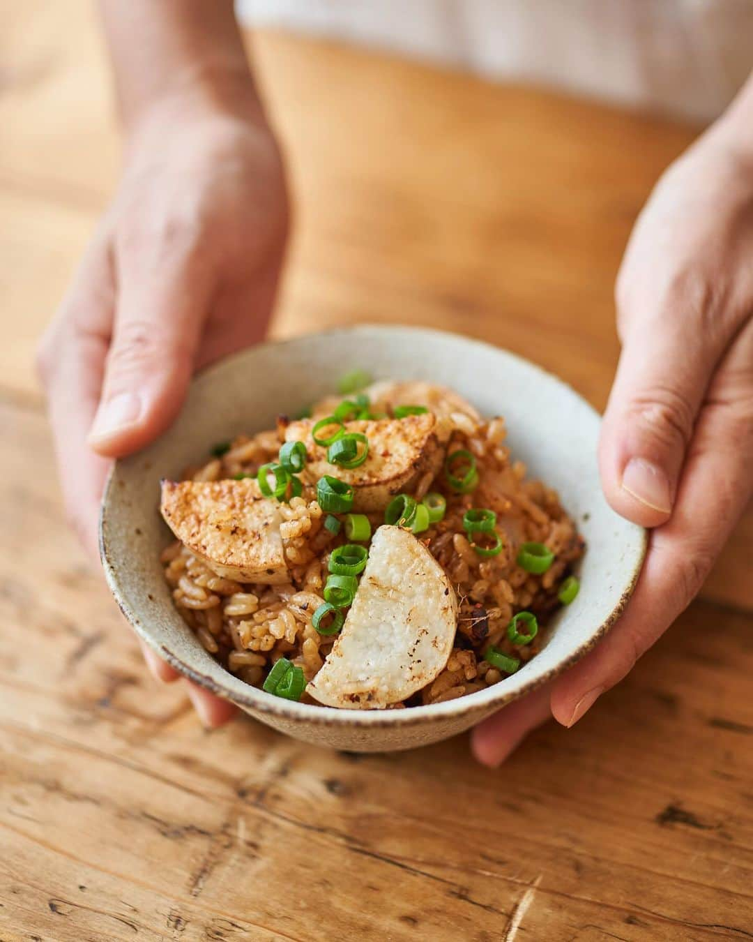 榎本美沙のインスタグラム：「. 焼き長芋のみそごはん 作ってくださった皆様、ありがとうございます！ . 今回長芋は焼いてほっくり香ばしくしています◎ 赤みそとの相性抜群で、ちょっとおつまみらしさもあるご飯になってるかなと思います◎ . 今回、鍋だきをご紹介していますが、 炊飯器でも炊けるのでぜひ！ . . *レシピ動画はストーリーズか プロフィール欄のリンクからどうぞ。 (※DMやメールは申し訳ないのですが、使えていません。)  https://youtu.be/yPDZycHOogw . . . #冬ごはん #長芋 #みそ   #榎本美沙 #発酵 #レシピ」