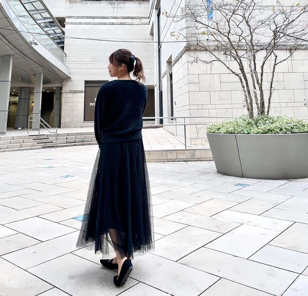 あいりのインスタグラム：「たまには全身真っ黒も🐈‍⬛ イルミネーションを見に行ったので @apuweiser_official  のキラキラカーディガン着ました🖤✳︎  #apuweiserriche#カーディガンコーデ#ラメニット#アラサーコーデ#アラサーファッション#30代コーデ#30代ファッション#ブラックコーデ#シンプルコーデ」