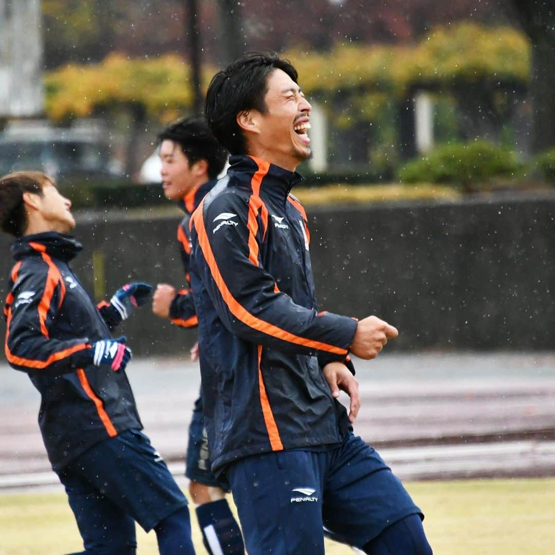 AC長野パルセイロさんのインスタグラム写真 - (AC長野パルセイロInstagram)「. 🟠2023/11/17 Training!! . ☔️🦁 . . ▼next match▼ 11/19(日)14:00 vs北九州🏟長野U . . #長野をオレンジに #prideofnagano #acnp #パルセイロ #ac長野パルセイロ #長野 #jリーグ」11月17日 18時29分 - acnaganoparceiro.official