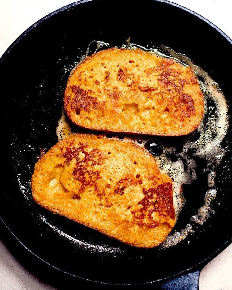 ナイジェラ・ローソンのインスタグラム：「#RecipeOfTheDay is one to take into the weekend with you: Parmesan French Toast! . And to get the recipe, click on link in bio. Most of you may know what’s meant by “click on link in bio”, so just skip this bit, but for those who don’t, let me explain: tap on my name right up top, which will take you to a page that has a link on it that says www.nigella.com/instagram. When you click on this link, it will take you to a page of photographs: click on the photograph you want the recipe for – you sometimes have to tap a couple of times for some reason – and you will be taken to it!  . Photograph by #JonathanLovekin」