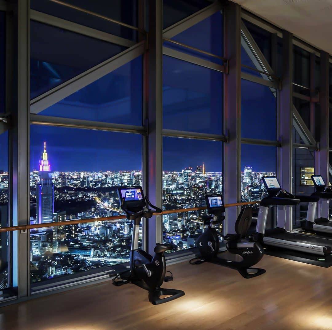 Park Hyatt Tokyo / パーク ハイアット東京のインスタグラム：「Come and join us for an evening workout at our Club On The Park, and enjoy stunning night views of the city.  都会の夜景を眼下に贅沢なワークアウトタイムを。ご宿泊ゲストと会員の方限定の空間です。  Share your own images with us by tagging @parkhyatttokyo  ————————————————————— #ParkHyattTokyo #ParkHyatt #Hyatt #Luxuryispersonal #ClubOnThePark #discovertokyo #wellnessandwellbeing #wellness #wellbeing #fitness #gym #nightview #workout #パークハイアット東京 #クラブオンザパーク #ウェルネス #ウェルビーイング #夜景 #フィットネス  #ジム」