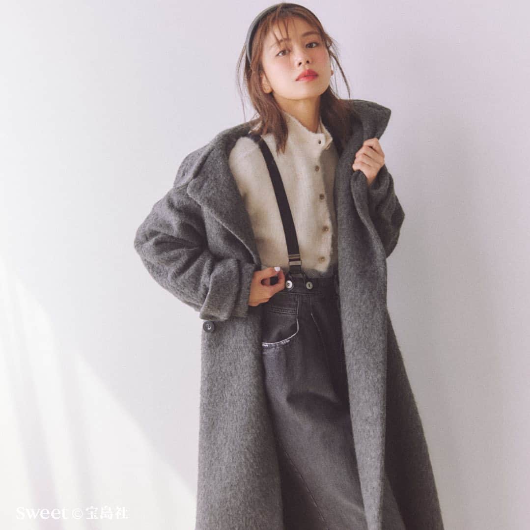 のインスタグラム：「GENTLY MANNISH ニットとウールで表情を緩めた NEWトラッド  カーディガンのふわふわな手触りに、 しっとり優しいウールコートの質感。 正統派でまとめたマニッシュな装いに、 素材で親しみをもたらしたギミック。 カーディガンにメッシュ素材のトップスを忍ばせ、 サスペンダーつきデニムを合わせて今っぽさもMIX。   #cocodeal #ココディール #冬コーデ #ロングコート #デニムコーデ」