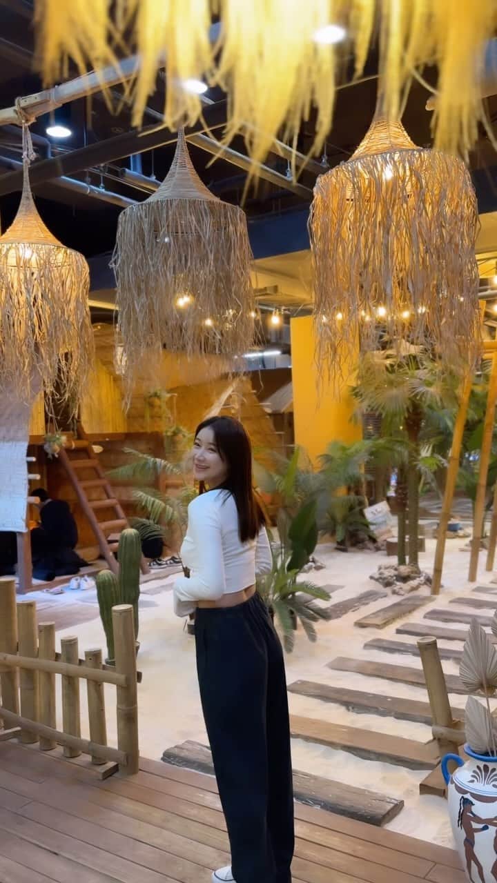 のインスタグラム：「ソウルのホンデにあるカフェ☕️ 📍🇰🇷coconut box 서울 마포구 홍익로3길 20 서교프리자 B2 村みたいになってて、素敵な空間だった🌳」