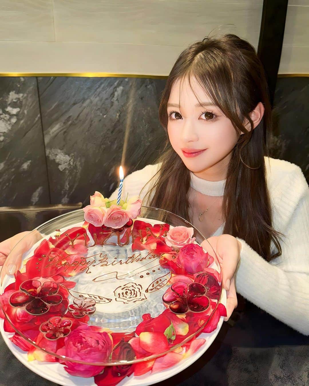 のインスタグラム：「大好きな人にお誕生日お祝いして頂いた🥺🩷🩷  サプライズすぎてめちゃくちゃ嬉しかった‼️ ありがとうございます😭✨  素敵すぎるご飯とケーキ プレゼントまで 本当ありがとうございます🥹❣️❣️  愛してます❤️❤️❤️」