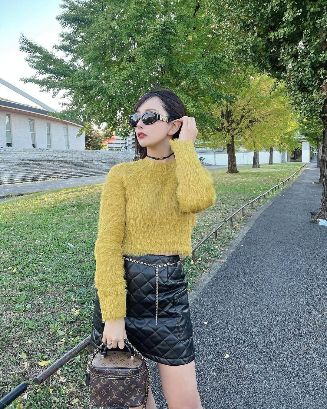 SHIHOさんのインスタグラム写真 - (SHIHOInstagram)「. . 🍂💛🍂💛🍂💛🍂💛🍂💛 . tops🤍 @evris_official  skirt🤍 @evris_official  bag🤍 @louisvuitton  sunglasses🤍 @versace  . . .」11月17日 18時22分 - cham_pipi