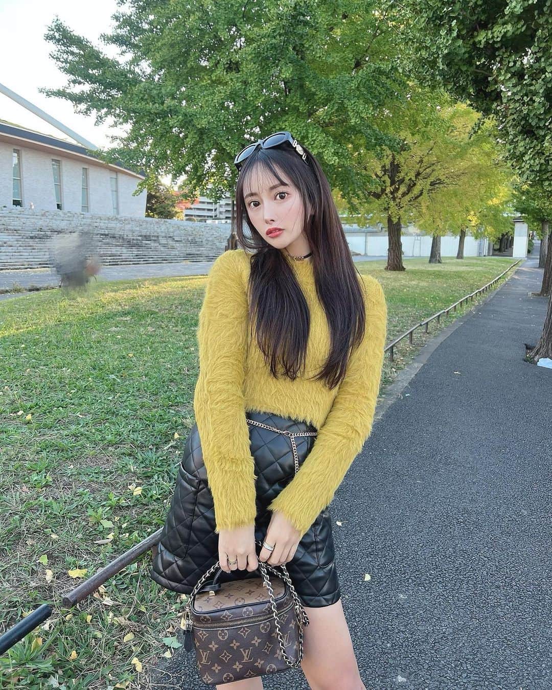 SHIHOのインスタグラム：「. . 🍂💛🍂💛🍂💛🍂💛🍂💛 . tops🤍 @evris_official  skirt🤍 @evris_official  bag🤍 @louisvuitton  sunglasses🤍 @versace  . . .」