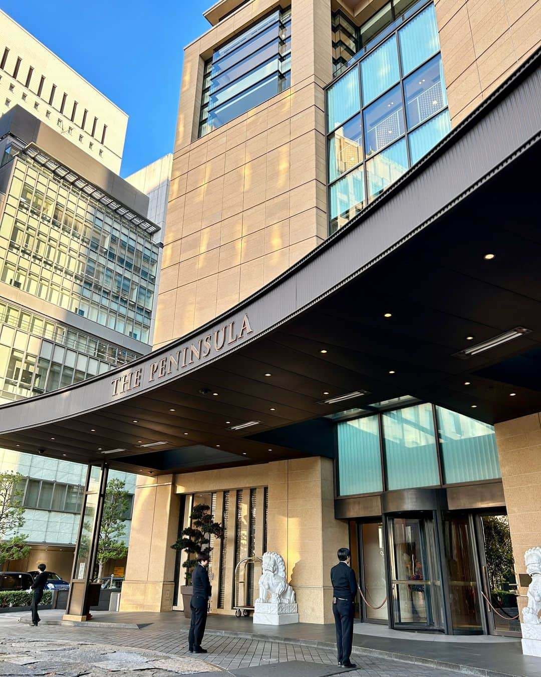 The Peninsula Tokyo/ザ・ペニンシュラ東京のインスタグラム：「東京もだいぶ冬の足音が聞こえてきましたが、ザ・ペニンシュラ東京に足を一歩踏み入れるとスタッフの笑顔と温かいホスピタリティで皆さまをお出迎えいたします。どうぞ、素敵な週末をお過ごしください♪😊  The entrance of The Peninsula Tokyo stands as a welcoming gateway to warmth and hospitality. 😊」