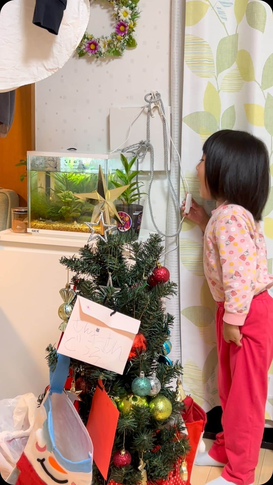 横山愛子のインスタグラム：「毎日の習慣…笑 #年子　#2歳差育児　#ホリプロ　#子供のいる暮らし　#横山愛子　#プレママ #熱帯魚　#3歳　#5歳」