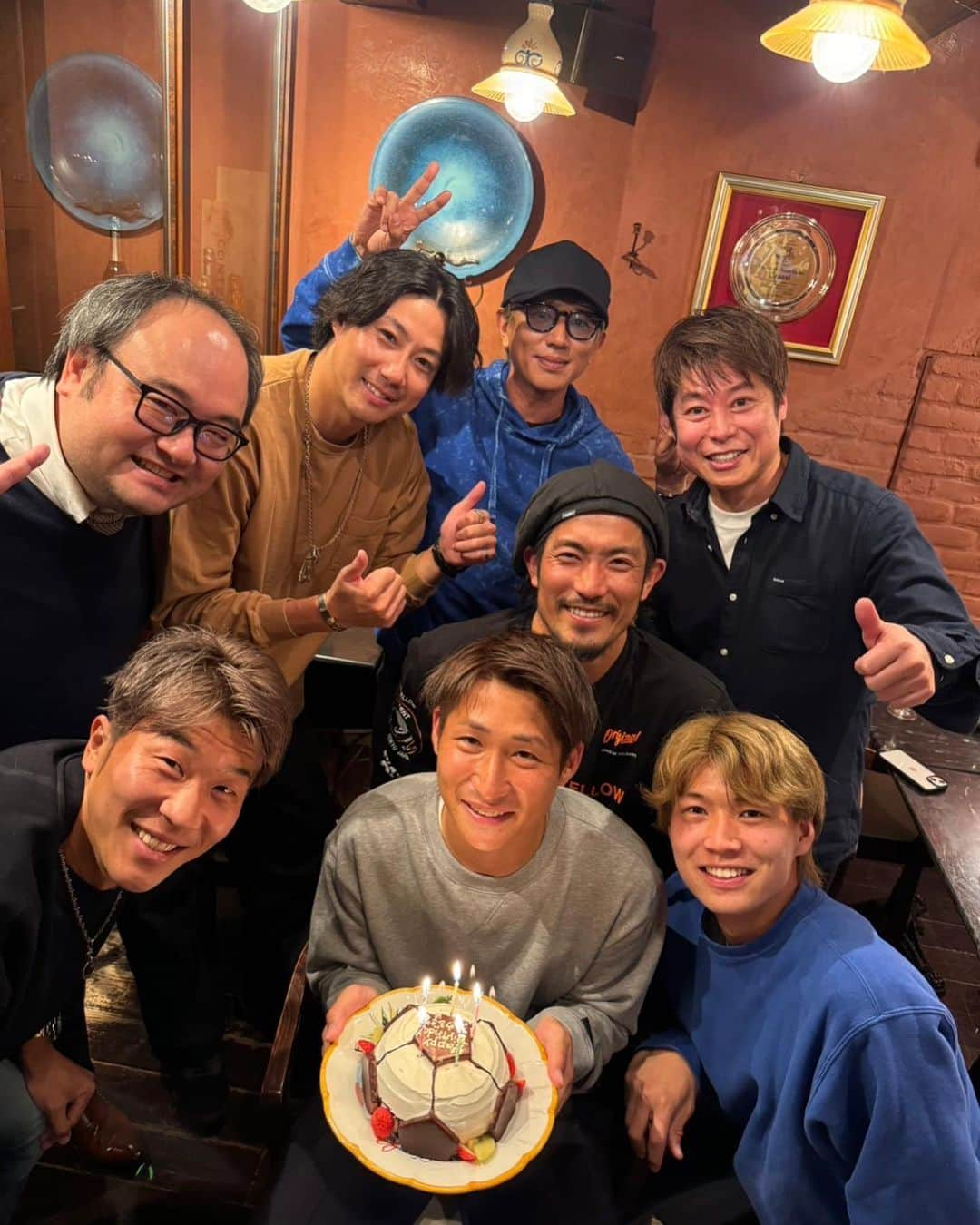 和泉竜司さんのインスタグラム写真 - (和泉竜司Instagram)「遅れましたが30歳になりました！  お祝いやメッセージありがとうございます😊 最高の誕生日でした🥺  直輝も29歳おめでとう🎉 お互いまだまだここからよ！  残り2試合応援してくれる人の為に全力で闘います！  #名古屋グランパス #肉まつもと #祖父江会 #チェザリ」11月17日 18時30分 - izuryu1106