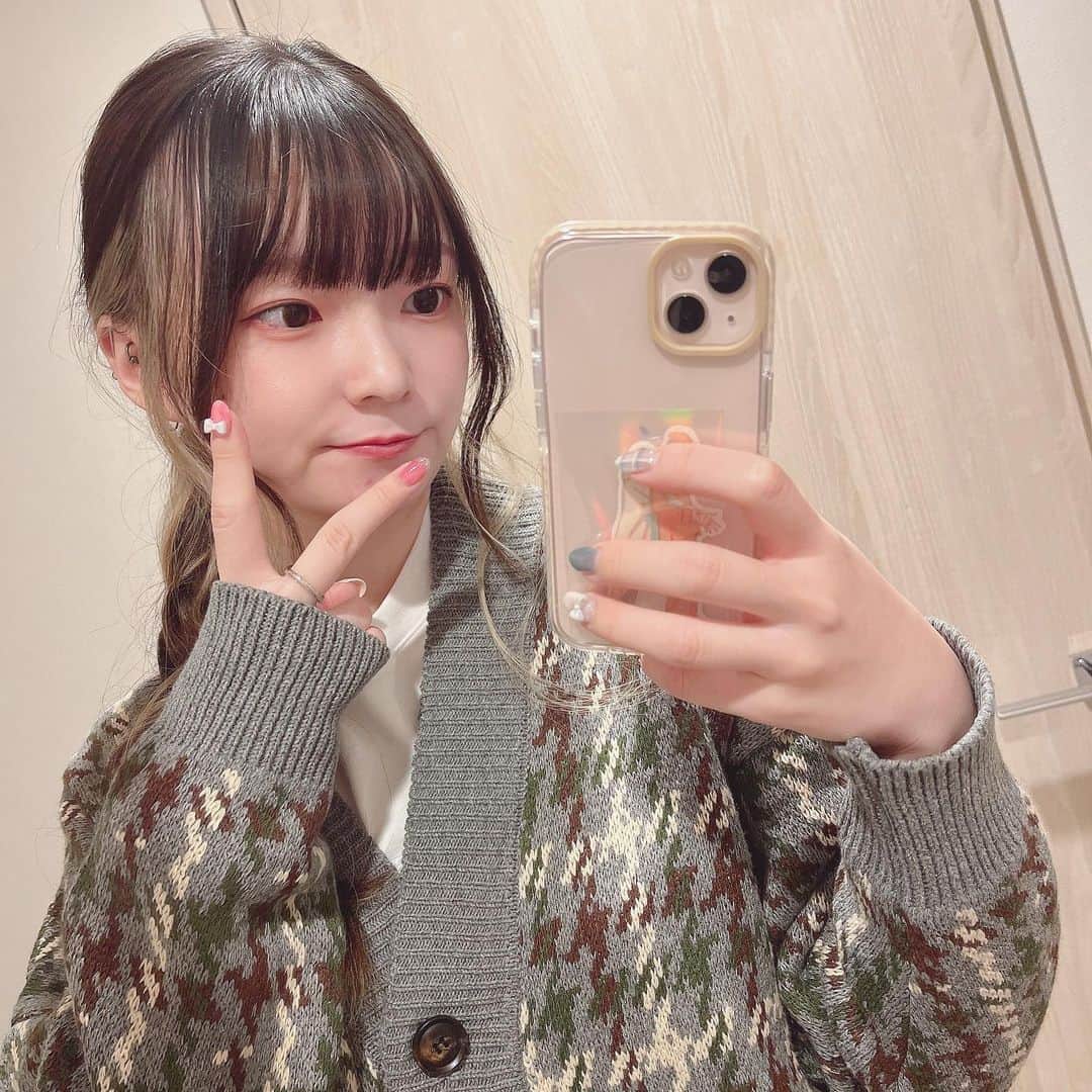 ねぎまのインスタグラム：「. . 左手のネイル替えて見せようとした自撮りピース✌️(1枚目)と 最近まとめ髪ブームがまた来たって写真📷 . . T-shirt:UNIQLO cardigan:GRL . #grl #UNIQLO」
