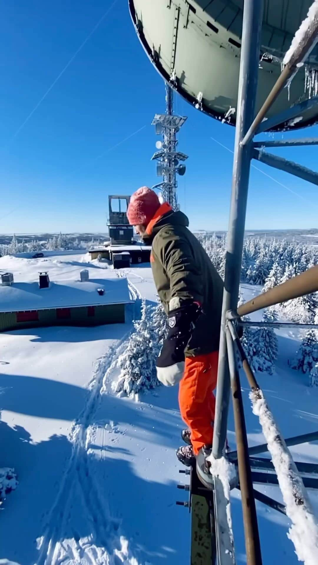 Live To Exploreのインスタグラム：「The snow was just deep enough! 😍❄️🥶  Spread the travel inspiration by sharing this post with your fellow explorers! 😍  🎥 : @highonflips 📍: Norway」