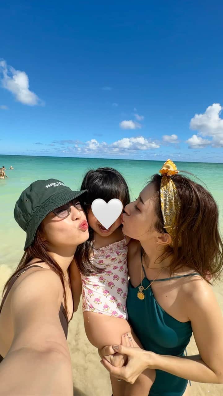 水野佐彩のインスタグラム：「・ 🌺🌺🌺 @hawaii_saaya   何度訪れても 訪れるたびに大好きが増す場所🌺 空港に降りた瞬間に感じるにおいも 謎にフォロワー数まで聞かれた入国審査も どんなに円安でも食べちゃうアサイーボウルもポキも プールとビーチの往復も 少し減ったけどまた走り出したトロリーたちも 何枚撮っても同じなのに撮り続けちゃうヤシの木とかサンセットとか 買うものないのに行っちゃうアラモアナとか 用もないのに歩きたいカラカウア通りとか なんか全てが愛おしいしもう懐かしい😮‍💨 そしてもう行きたい🥹❤️🌺笑  ハロウィン クリスマス 年越しと ハワイで過ごしたことがあるけど 子連れハロウィンのハワイはどれより最高だった🎃👻❤️ また連れて行ってあげたい🌺  #hawaii #ハワイ旅行 #子連れハワイ」