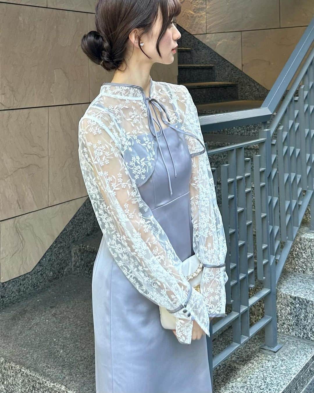 archives_officialのインスタグラム：「【 OCCASION ONE PIECE】 \\ 特別な日に、特別な一着を // 結婚式へのお呼ばれやディナーは いつもの自分とちょっと雰囲気を変えて… ⁡ ドレスアップしたい日に最適な オケージョンワンピースをご紹介💐 ⁡ ⁡ 🏷️ レースボレロ×サテンキャミワンピースｓｅｔ price:¥10,450 color:blue gray/black ⁡ 🏷️ フロッキーパイピングフレアワンピース price:¥10,890 color:ivory/blue gray/black 　　　 ⁡ PMboxにて オケージョンワンピースの特集ページ公開中📢💓 ⁡ ⁡ ▶︎画像をタップしてショッピングしていただけます🛒※商品リンクの反映には時間がかかる場合があります。予めご了承下さい。 ⁡ 　 ⁡ @archives__official ⁡ ⁡ ⁡ #アルシーヴ#archives#オケージョン#オケージョンワンピース#お呼ばれコーデ#ワンピースコーデ#オケージョンコーデ#アウターコーデ#フェミニン#大人かわいい」