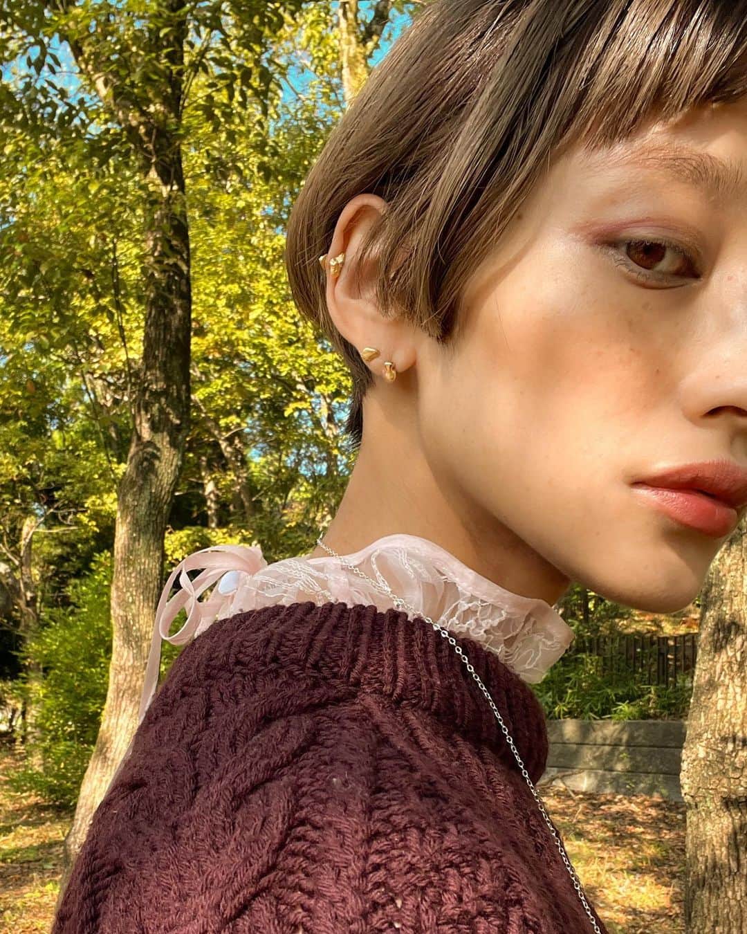 浦川望美のインスタグラム：「goldは温かく柔らかな印象 気分でカスタマイズできるnecklaceは キラキラ光る、華奢なチェーンが個人的にお気に入り。  neighbor 11/17(fri)20:00-25(sat) @mellowfukushima  websiteにて 予約販売しています。」
