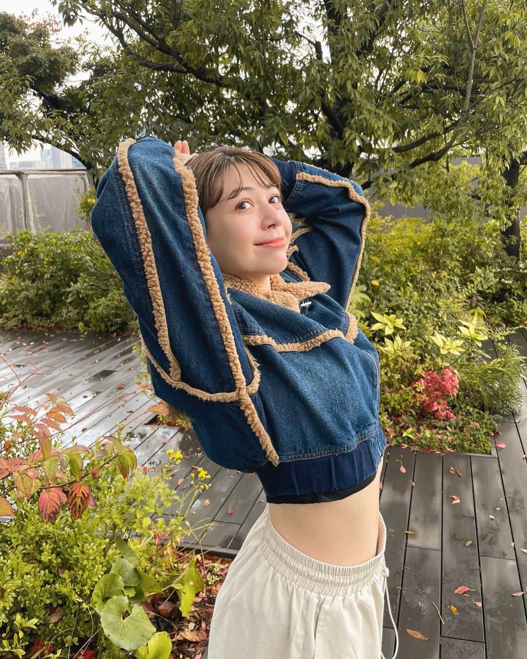 峯りあなのインスタグラム：「午前中は雨すごかったけど午後晴れて良かった☀️ 傘が邪魔になっちゃったけど☂️笑  寒くなってきたけどちょい腹出しならまだまだいけるぜ！😎  EVRISのデニムボアブルゾンはショート丈でスタイルアップできるよん！🕺 ZOZOTOWNで販売中です🫶🏼  @evris_official  @evris_snap_official  https://zozo.jp/shop/evris/goods-sale/75985990/?did=124405823  #PR #EVRIS」