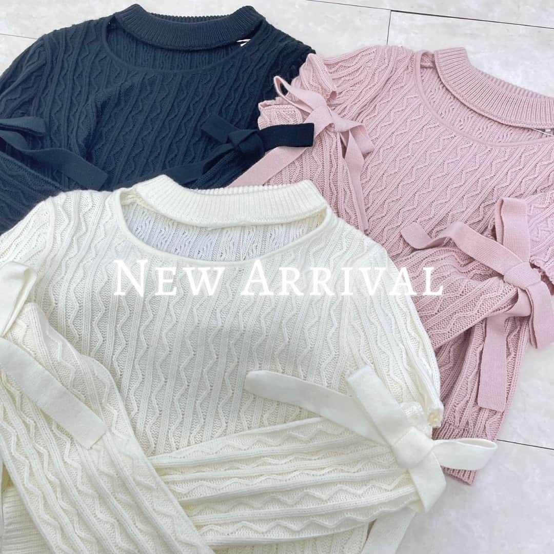 ティティ&コーのインスタグラム：「Today Release💐  チョーカーニットリボントップス  Color:White.Pink.Black Price:¥6,930  冬でも程よい肌見せが楽しめるリボントップス🎀 重くなりがちな秋冬コーデに抜け感をプラス❄️  #tittyandco #ガーリー#参戦服 #骨格ストレート#骨格ナチュラル#骨格ウェーブ #推し活コーデ #冬コーデ#デートコーデ#モテコーデ#フェミニンコーデ#ニットコーデ#リボン#冬コーデ」