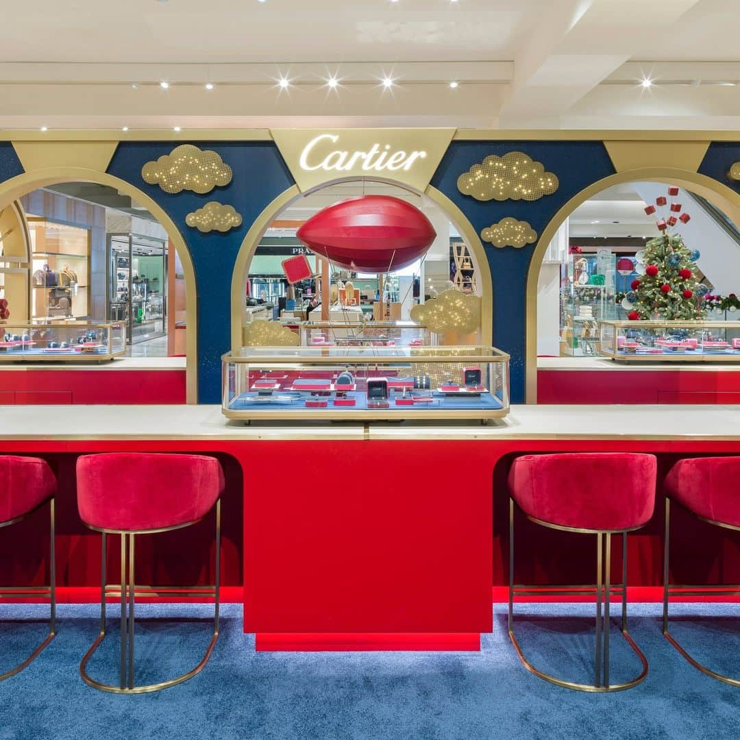 セルフリッジズさんのインスタグラム写真 - (セルフリッジズInstagram)「Immerse yourself in the magic of @Cartier's pop-up • For an extra-special Christmas gift, visit our exclusive @Cartier pop-up returning to #SelfridgesManchester Exchange Square on G.  Explore the space and shop some of the brand's most iconic jewellery and watch collections - including Tank, Panthère, Trinity, Love, Juste un Clou and more.  Tap the link in bio to discover Cartier's jewellery gifts.」11月17日 19時00分 - theofficialselfridges