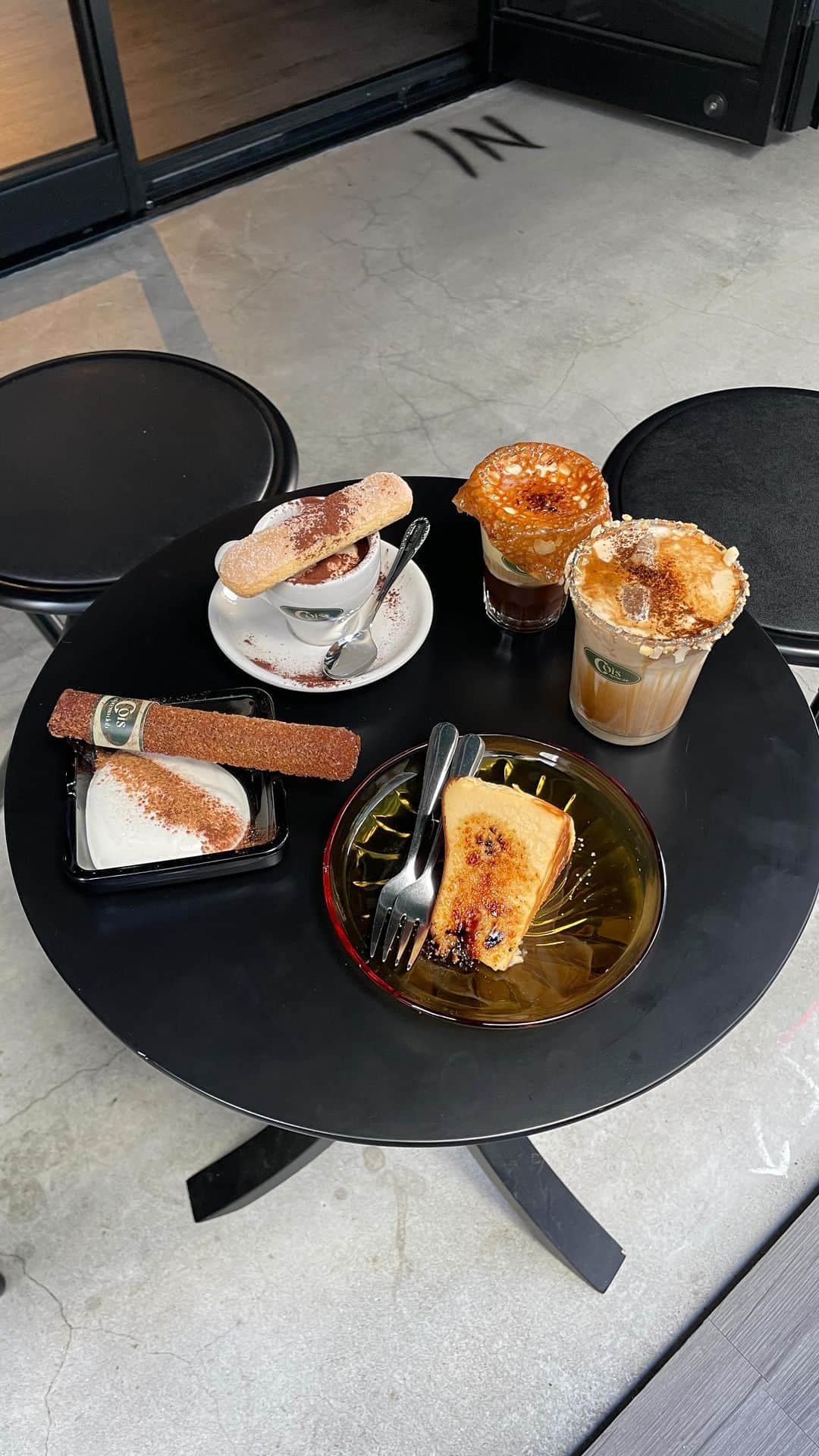 りょうくんグルメのインスタグラム：「【COIS ESPRESSO CLUB】  新宿御苑前に出来たカフェバー。絶品のスイーツに種類豊富でお洒落なエスプレッソやラテが楽しめる！ クリームたっぷりの香ばしいサクサクフィナンシェやパリパリに炙られて中はとろとろのブリュレチーズケーキ！ ティラミスラテもクリームたっぷり濃厚で超美味しい！  今だけ支払いが現金のみ！ 店内カウンター4席 窓際3席、外にテーブル二つ！ 夜までやってるのが嬉しいポイント。 今東京で一番おすすめのカフェ！！  A new café bar in Shinjuku Gyoenmae. You can enjoy a wide variety of stylish espressos and lattes along with exquisite sweets! Savory cream-filled financier and brûlée cheesecake, The tiramisu latte with lots of cream is super delicious!  🏠 COIS ESPRESSO CLUB IG: @cois_official 🕐11:00〜23:00  🚃新宿御苑前駅徒歩4分 💰1名予算¥1500 📍 東京都新宿区新宿1丁目5-9 1F 新宿一丁目ビル(1F Shinjuku 1-chome Building, 1-5-9 Shinjuku, Shinjuku-ku, Tokyo)  注文メニュー バスクチーズケーキ¥750 シガーフィナンシェ¥450  ティラミスエスプレッソ¥700 ブリュレエスプレッソ¥700 ナッツラテ¥750」