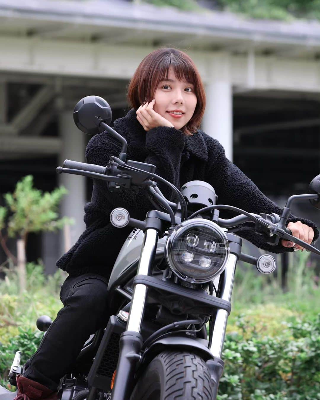 小野木里奈さんのインスタグラム写真 - (小野木里奈Instagram)「_ 7pm tonight.. Please check out the video on YouTube! 『レブル250』というバイクは、1人で誰かに合わせるわけでもなくのんびり走りたい人にとてもぴったりなバイクだと思う。慣れてなくても余裕を感じさせてくれるの。そんなバイク。 . ちなみに、今はもう寒くて高速道路は乗りたくないからしばらくは都内でのんびり散歩のようにバイクを走らせるのが好きな私です。」11月17日 18時32分 - rina_onogi