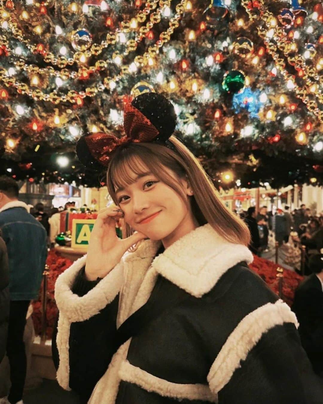 上ノ堀結愛のインスタグラム：「• クリスマスDisney大好き🎅🏻❤️  ツリー大きくてすごかったよぉ！！  えもえもすぎたーーーー🎄💭  #Disneyland#Xmas」