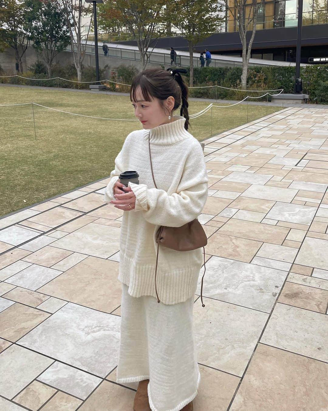 大田くるみさんのインスタグラム写真 - (大田くるみInstagram)「@fifth_store  急に冬突入したね？！⛄️ 急いでコートとかお直しに出しに行かなきゃ😭  この日は ゆるっとオーバーサイズな白ニット🤍  いまならMAX40%のクーポンが出てるみたいです🥰 . . . #PR #fifth #フィフス #フィフスタイル #fifthtl #ネックスリットタートルニット #バックスリットニットスカート」11月17日 18時33分 - kurumimi1113