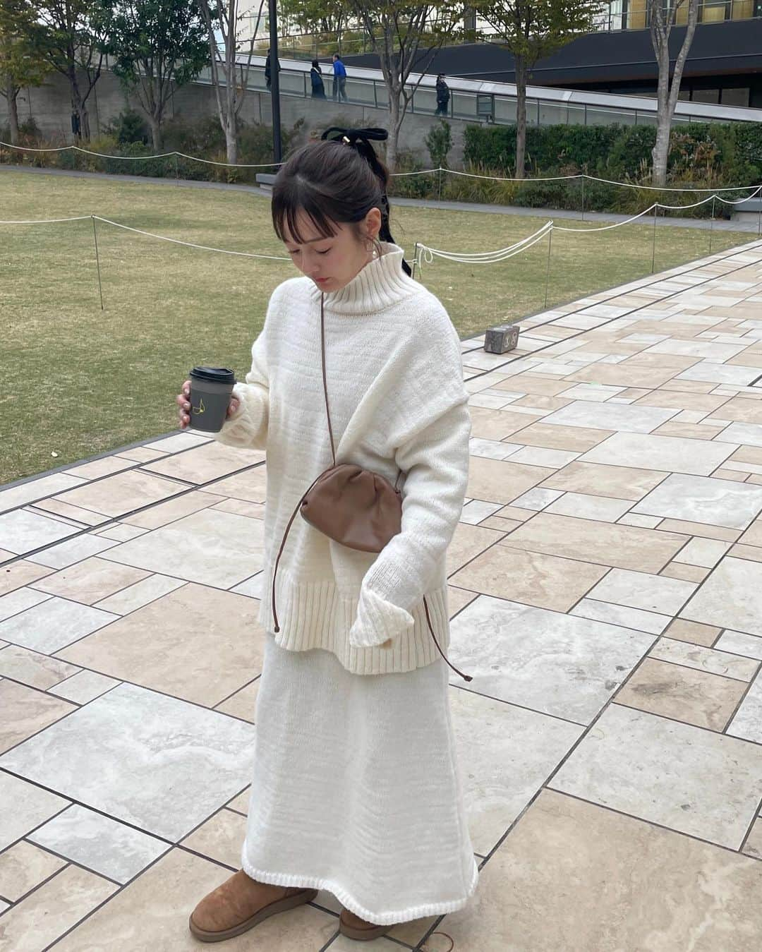 大田くるみさんのインスタグラム写真 - (大田くるみInstagram)「@fifth_store  急に冬突入したね？！⛄️ 急いでコートとかお直しに出しに行かなきゃ😭  この日は ゆるっとオーバーサイズな白ニット🤍  いまならMAX40%のクーポンが出てるみたいです🥰 . . . #PR #fifth #フィフス #フィフスタイル #fifthtl #ネックスリットタートルニット #バックスリットニットスカート」11月17日 18時33分 - kurumimi1113