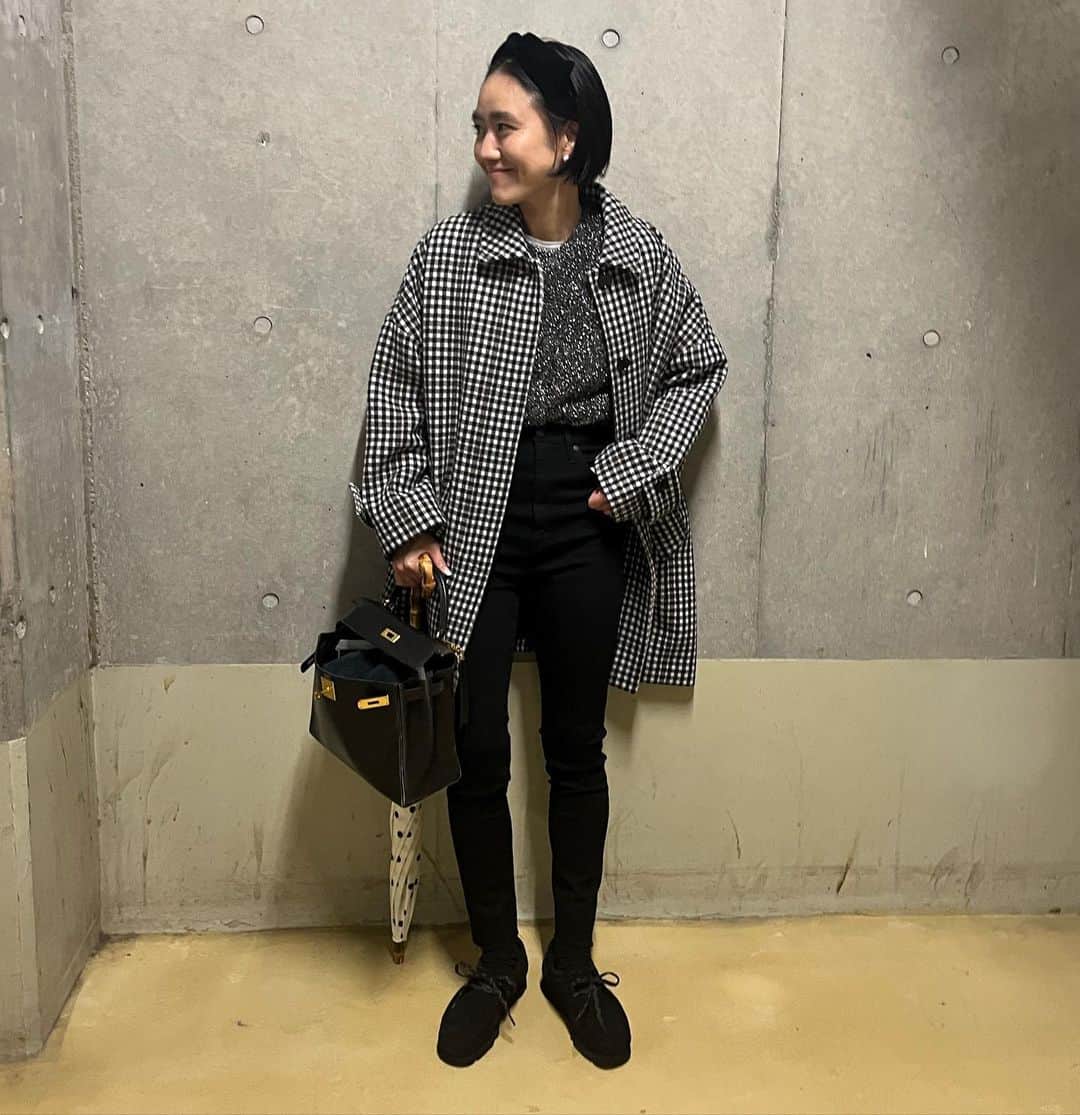 金子綾のインスタグラム：「today's... #ootd  #akcloset   雨の日はクラークス☔️ 柄ものコートは一枚で映える♡ やっと金曜日🥃」
