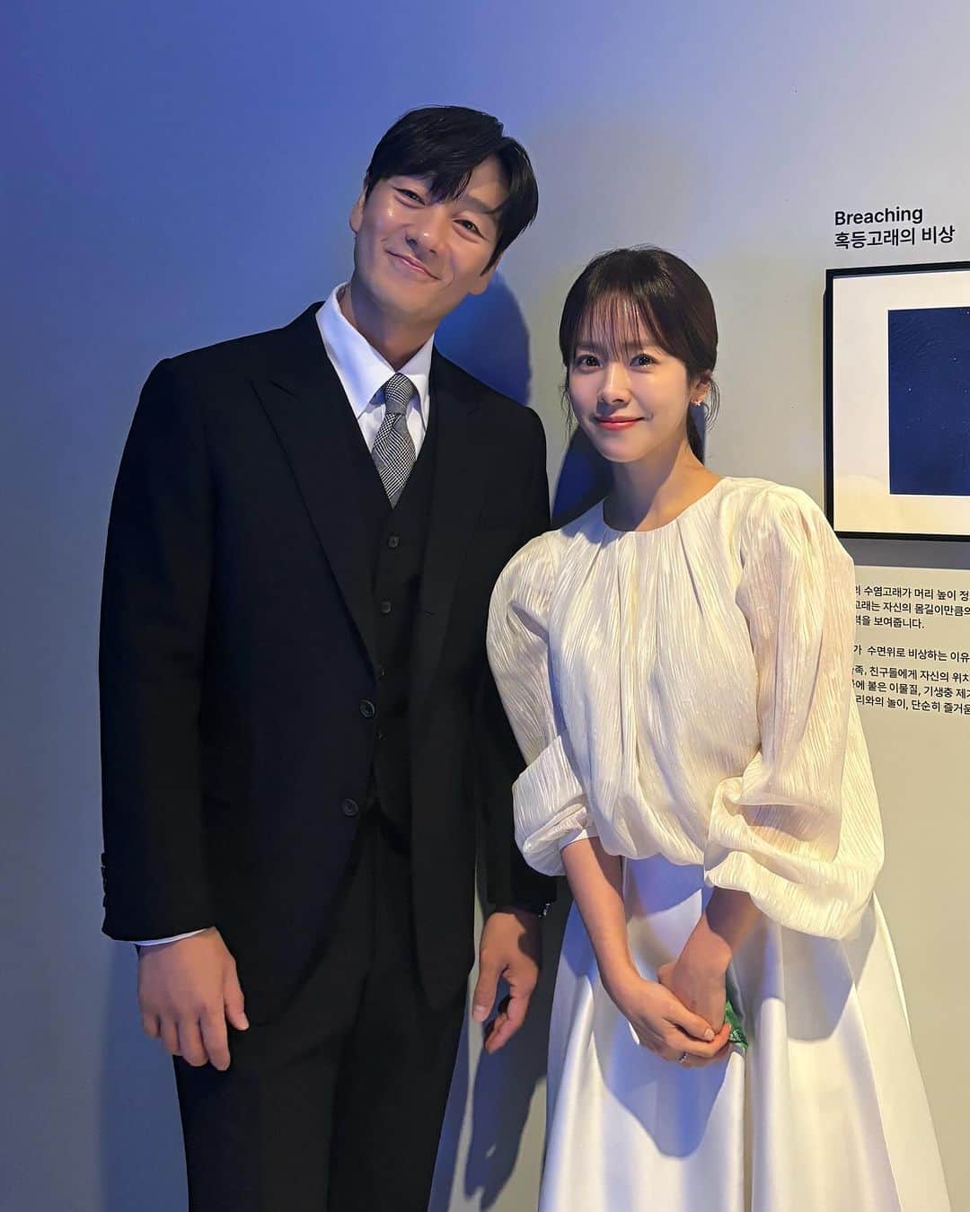 ハン・ジミンのインスタグラム：「. 🐳 박해수 배우님과 제가 나레이터로 참여한 ‘고래와 나’는 지구에서 가장 크고 가장 오래 살며 가장 긴 거리를 이동하는 포유류지만, 여전히 미지의 동물인 고래의 은밀한 세상을 담은 다큐멘터리인데요!  저희의 목소리로 고래의 경이로운 장면을 담아낼  ‘고래와 나’는 18일 오후 11시 5분 1부 ‘머나먼 신비’가 방송될 예정이니 많은 관심 부탁드립니다📺🌟  🐳 1부 머나먼 신비  🐳 2부 고래의 노래를 들어라 🐳 3부 거대한 SOS 🐳 4부 고래가 당신에게  #고래와나」