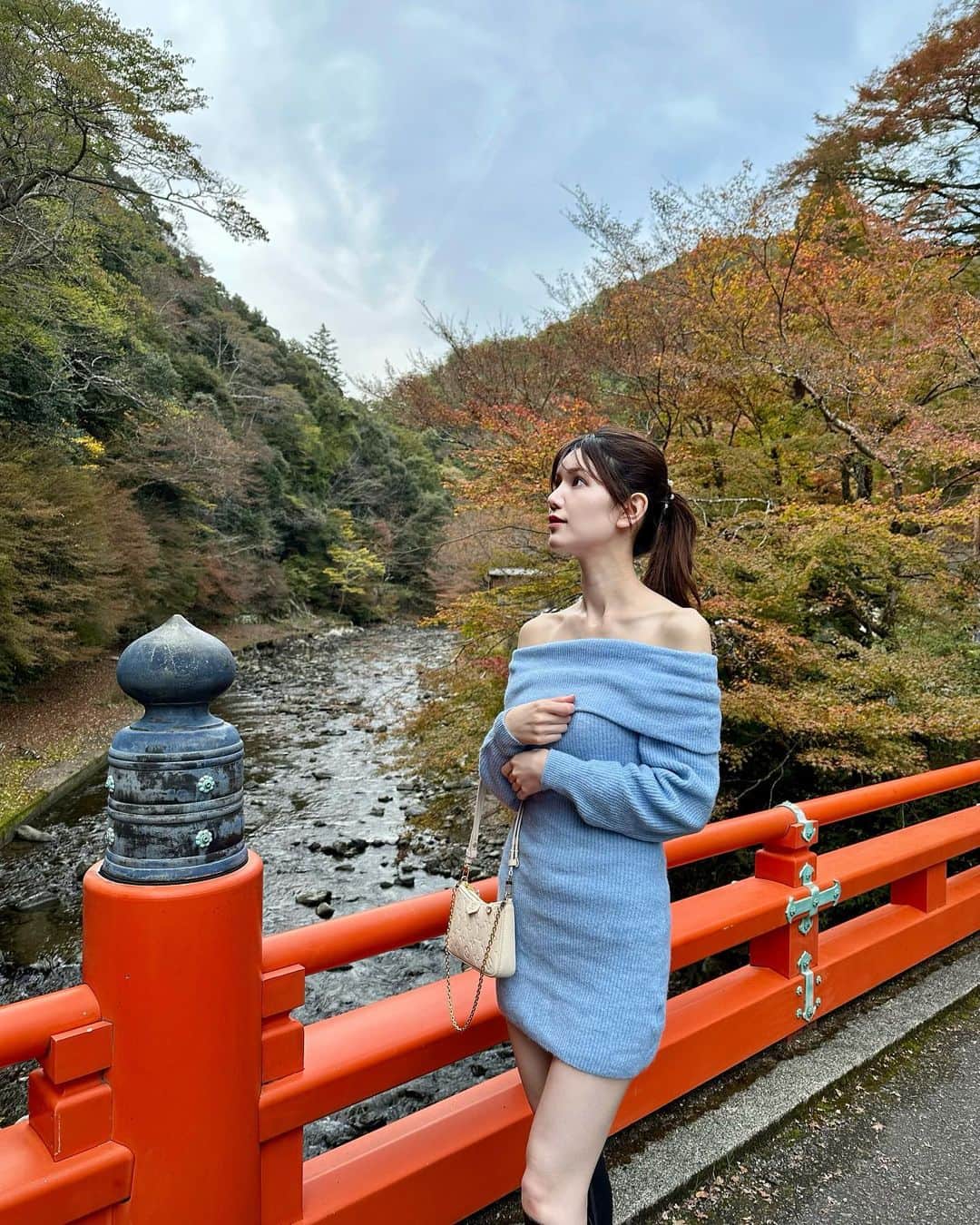 IKUMIさんのインスタグラム写真 - (IKUMIInstagram)「🍁 京都の神護寺に紅葉狩りへ🍁  今年は急に寒くなったからか 紅葉の色付きがいまいち🥲 まだ緑が多かったけど、 このまま枯れて散ってしまいそうな雰囲気だった🍂  神護寺はいつものピンヒールブーツで行ったんだけど まさかの階段よ嵐で🌀 200段くらい登った！？ってくらい歩いた🤣  皆さま歩きやすい靴であったかい格好でいきましょう🙆  もみじ餅やうどんとかの飲食店？カフェ？充実してた😙💖  今年はいきなり寒くなって秋をなかなか感じられなかったけど 紅葉見に行けて満足👏  .  #京都#京都観光 #京都旅行#神護寺#神護寺紅葉　#紅葉#紅葉スポット #紅葉狩り#紅葉狩り🍁 #オフショル#ニットワンピ#ニットワンピース#デートコーデ#オフショルダー #肩出し#鎖骨 #鎖骨美人 #デコルテ#横顔#japanesegirl #japanesemodel #関西観光#関西旅行#asiangirls #asianmodel #asianbeauty #橋#全身#スタイル#体型」11月17日 18時35分 - miiiino3o