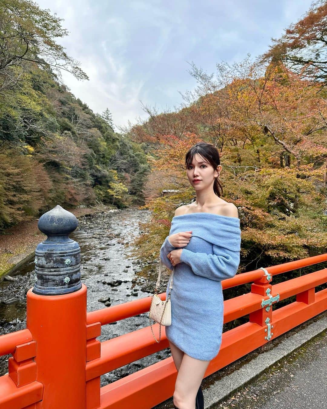 IKUMIのインスタグラム：「🍁 京都の神護寺に紅葉狩りへ🍁  今年は急に寒くなったからか 紅葉の色付きがいまいち🥲 まだ緑が多かったけど、 このまま枯れて散ってしまいそうな雰囲気だった🍂  神護寺はいつものピンヒールブーツで行ったんだけど まさかの階段よ嵐で🌀 200段くらい登った！？ってくらい歩いた🤣  皆さま歩きやすい靴であったかい格好でいきましょう🙆  もみじ餅やうどんとかの飲食店？カフェ？充実してた😙💖  今年はいきなり寒くなって秋をなかなか感じられなかったけど 紅葉見に行けて満足👏  .  #京都#京都観光 #京都旅行#神護寺#神護寺紅葉　#紅葉#紅葉スポット #紅葉狩り#紅葉狩り🍁 #オフショル#ニットワンピ#ニットワンピース#デートコーデ#オフショルダー #肩出し#鎖骨 #鎖骨美人 #デコルテ#横顔#japanesegirl #japanesemodel #関西観光#関西旅行#asiangirls #asianmodel #asianbeauty #橋#全身#スタイル#体型」