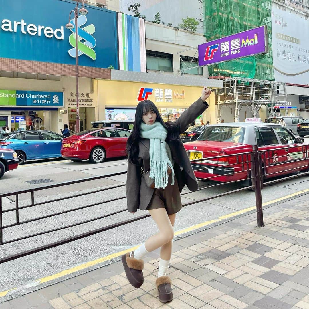 あっぷるさんのインスタグラム写真 - (あっぷるInstagram)「香港旅してるよ！♡🗺UGGで買った厚底サンダルかわちい> <՞ ՞ #香港観光  #香港  #ugg  #マフラー」11月17日 18時35分 - apoapo_2
