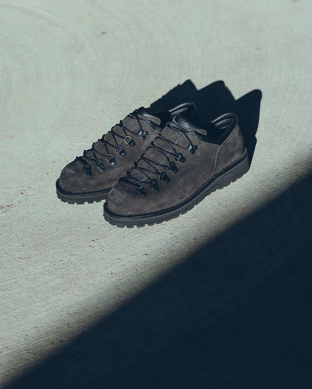 JOURNAL STANDARDさんのインスタグラム写真 - (JOURNAL STANDARDInstagram)「〈 DANNER × JOURNAL STANDARD 〉  ダナーの代表作、【MOUNTAIN LIGHT】をベースに軽量化して、 ローカットモデルとして開発されたジャパンメイドの【MT.RIDGE LOW】JOURNAL STANDARD別注モデルが登場。  アッパーには、ヨーロッパ産のハイクオリティスエードにアップグレードし、 CHARCOAL GREYのカラーとBLACKのレザーをコンビでセッティング。  ライトウェイトでクッション性に優れたブラックのビブラムソールを採用。 ステッチダウンで縫製された質実剛健なDANNERのクオリティを活かしながら、グレートーンでモダンに仕上げた特別な一足。 ———————————————————— @danner_jp  ———————————————————— #2023aw #journalstandard #baycrews #fashion #journalstandardmens #journalstandardladies #ジャーナルスタンダード #danner #ダナー #dannerboots #hikercore #gorpcore #vibramsole #vibram」11月17日 18時36分 - journalstandard.jp