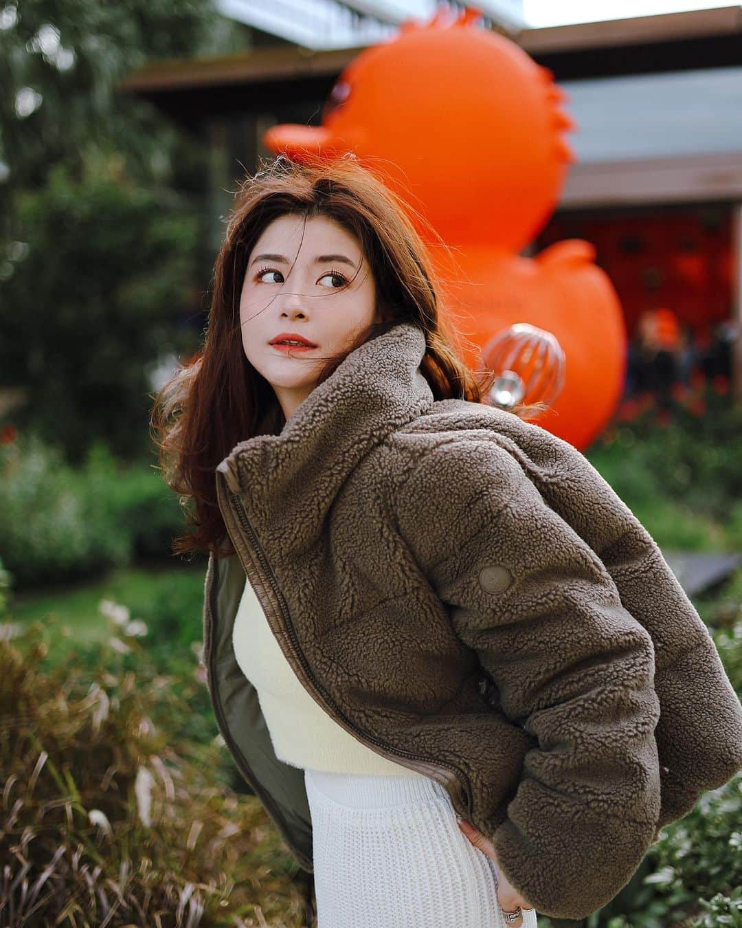 HauTung 巧童在這のインスタグラム：「那毛絨絨的聖誕節前夕 o○  @save_the_duck #savetheduckhk #FeathersAreForBirds #veganfashion」