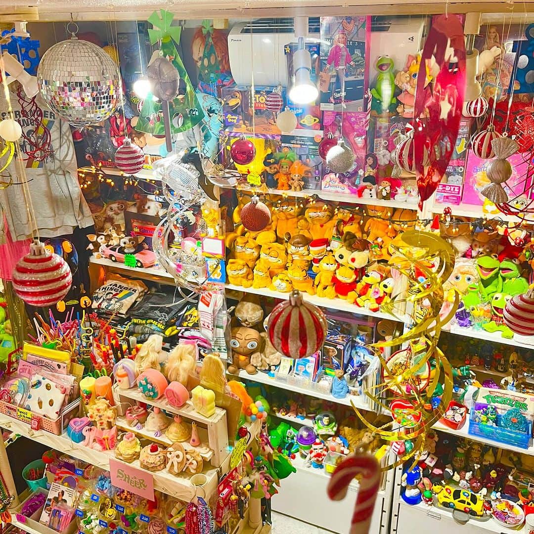 おもちゃやSPIRALのインスタグラム：「今年も Christmas Displayにしました🎄✨  オススメたくさんありますので、是非Christmas🎁もチェックしにきてください🎅🏻🌼」