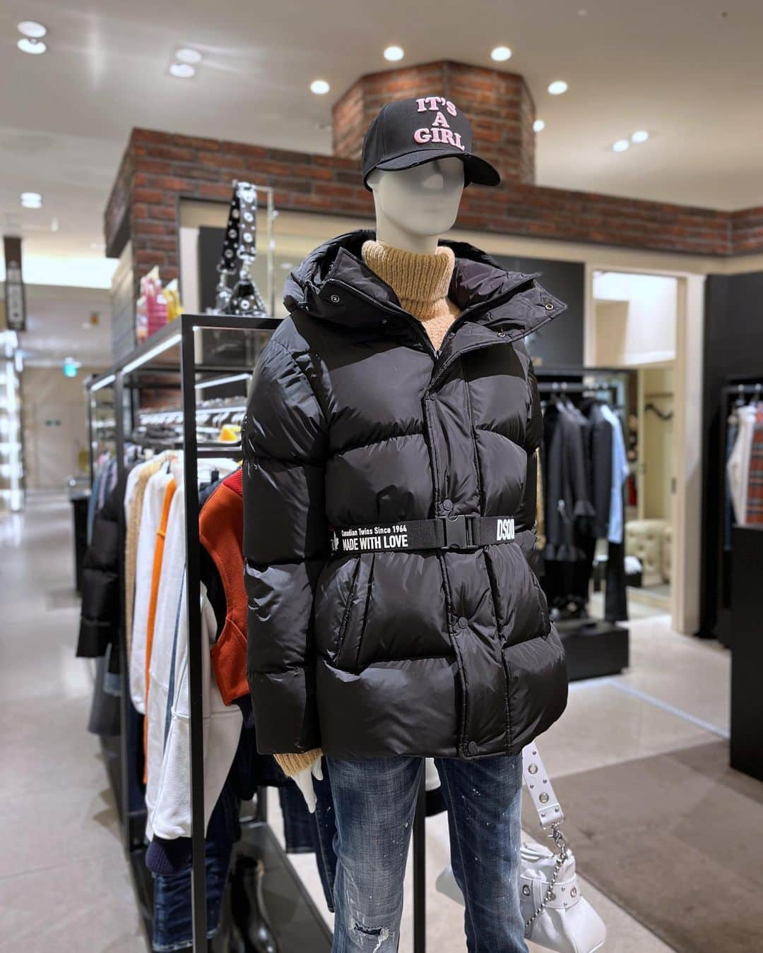 HANKYU.MODEさんのインスタグラム写真 - (HANKYU.MODEInstagram)「. DSQUARED2  Outerwear Selection! At 3F MODE  D2から、この秋冬おすすめのアウター・アクセサリーをご紹介。  Page1 コート　297,00円 ブラウス　103,400円 デニム　157,300円  Page2 コート　216,700円 ニット　117,700円 パンツ　117,700円  Page3 コート　297,00円  Page4 ファージャケット　177,100円 スカート　151,800円  Page5 ジャケット　336,600円 デニム　117,700円  Page6 バッグ　72,600円  Page7 スウェット　70,400円  Page8 フーディー　97,900円  Page9(左から) イヤリング(D2)  64,900円 イヤリング(シェル)  77,000円 ブレスレット　107,800円 ネックレス　107,800円 キーリング　20,900円  Page10 ボアコート　196,900円 ニット　177,100円 ブラウス　78,100円 デニム　103,400円  #dsquared2 #ディースクエアード #D2 #アウター #コート #ジャケット #バッグ #23AW #ファッション #ootd #hankyumode #hankyumode23aw #hankyumode23awouter #hankyumode23awaccessory #hankyu #阪急百貨店 #阪急うめだ本店 #阪急本店 #うめはん」11月19日 12時00分 - hankyumode