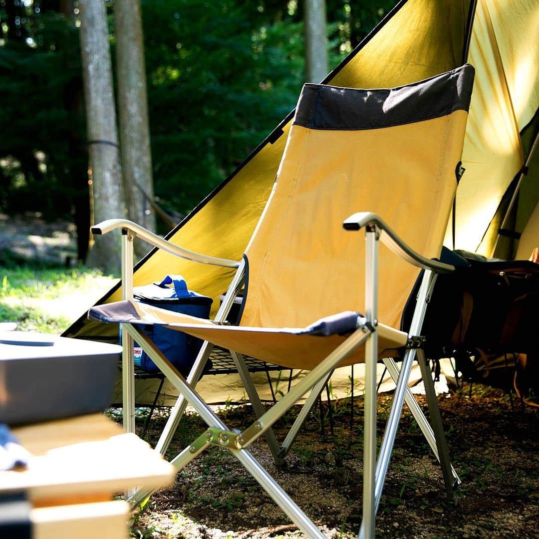 キャンプ情報サイト［ランタン］さんのインスタグラム写真 - (キャンプ情報サイト［ランタン］Instagram)「CAMP SMILE STYLE ／ ogawaのテントを設営したら、 あとはゆっくりお酒を楽しむ ＼ いろんなキャンパーのキャンプスタイルを現地取材と一般キャンパーからの投稿で数多く掲載してます。 . . 詳しくは @lantern.camp webサイトをご覧ください . . #camp #camping #camplife #outdoor #travel #trip #lantern_smile #キャンプ #キャンプ用品 #アウトドア #テント #自然 #旅行 #キャンプ初心者 #キャンプ好きな人と繋がりたい #アウトドア好きな人と繋がりたい #camper #外遊び #キャンプスタイル #かぶとの森テラス #ファミリーキャンプ #ファミキャン #ByerofMaine #バイヤーオブメイン #UNIFLAME #ユニフレーム #Ogawa #オガワキャンパル」11月17日 18時47分 - lantern.camp