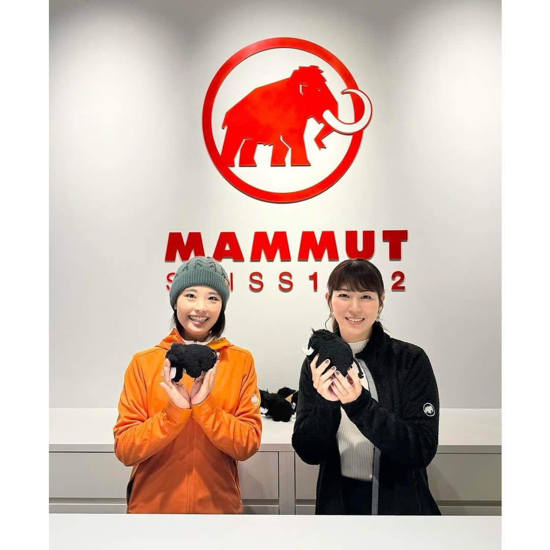 前田彩名のインスタグラム：「明日11/18(土)、四条烏丸に #マムート京都 がオープン！  昨日のオープニングレセプションで MCを担当させて頂きました🎤  招待された登山/アウトドア好きの方が集まり、 人気登山YouTuberかほさんのトークショー、 笹倉ガイドの愛宕山紹介に皆さん熱心に耳を傾けていらっしゃいました⛰️  日本最大級の店内には、 巨大な京都一周トレイルの紹介や、 愛宕山の3D模型も！ コースが立体的で分かりやすく、 地形を把握できるのが嬉しい。 観光と合わせて京都の山を歩いてもらえるような、 京都という街と山の可能性を広げてくれるような店内です。  最速お披露目の商品もあり、 さっそく昨日はお買い物を楽しんでいる方も😊 日本最大級だから、品揃えもばっちり👌 気になってたアイテムを直接目で見て、 触って確認できるの嬉しい〜🥹  マムートの商品は山登りをする方にとっては お馴染みかと思いますが、 なんといっても高機能でデザインがスタイリッシュ。 着心地も抜群で、シルエットも美しいんです✨ 着用させてもらったフリースも軽くて暖かい！ 憧れのマムートが京都にやってきたことで、 わたしも距離がグッと縮まったような‥！ 欲しいウェアもザックもいっぱいある！笑  何より社長はじめ社員さん店員さんの 空気感がとっても素敵でした🥰  普通にファンでチャンネル登録してる YouTuberかほちゃんに会えるなんて夢のようやったし🫶(もうめちゃくちゃ可愛い、気さく💯) かつてテレビ番組でご一緒した 山岳ガイドの笹倉さんとこんなにおめでたい場で またご一緒できるなんて😊！ (山の日にも今年インタビューさせてもらいました)  京都一周トレイルも愛宕山も わたしにとっては本当に身近で馴染み深く、 (母校である桂徳小学校の校歌にも愛宕山は出てくるw) お話聞いていて うんうん！と共感したり、 それは見逃してた！とハッとしたり。  また地元京都の山歩きが楽しくなりそうだなと❤️‍🔥  明日オープンの #マムート京都 、 お見逃しなく😊」