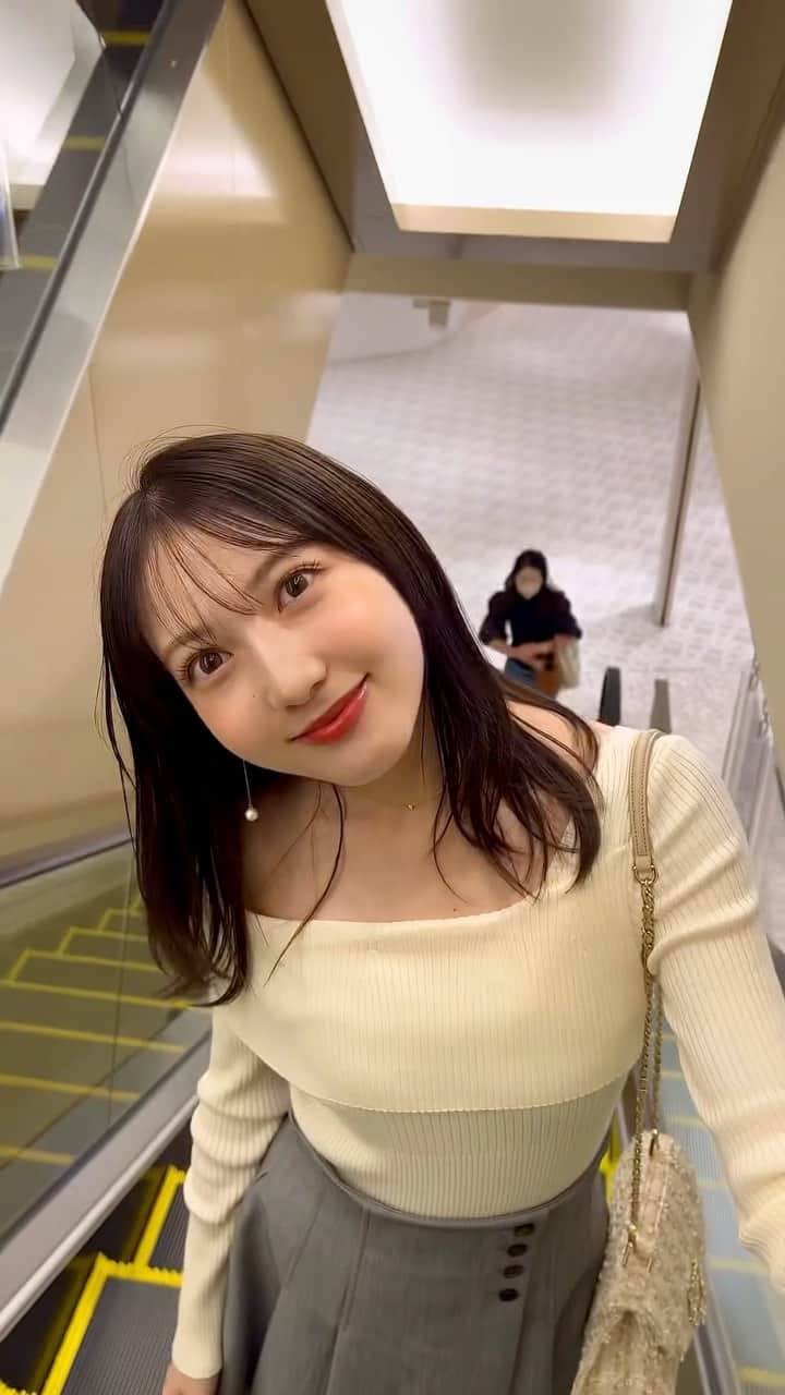 宮﨑葉苗のインスタグラム：「. 金曜日〜1週間お疲れ様でした😌✨  秋すぎるの一瞬だったなあ冬みたいに毎日寒い❄️」