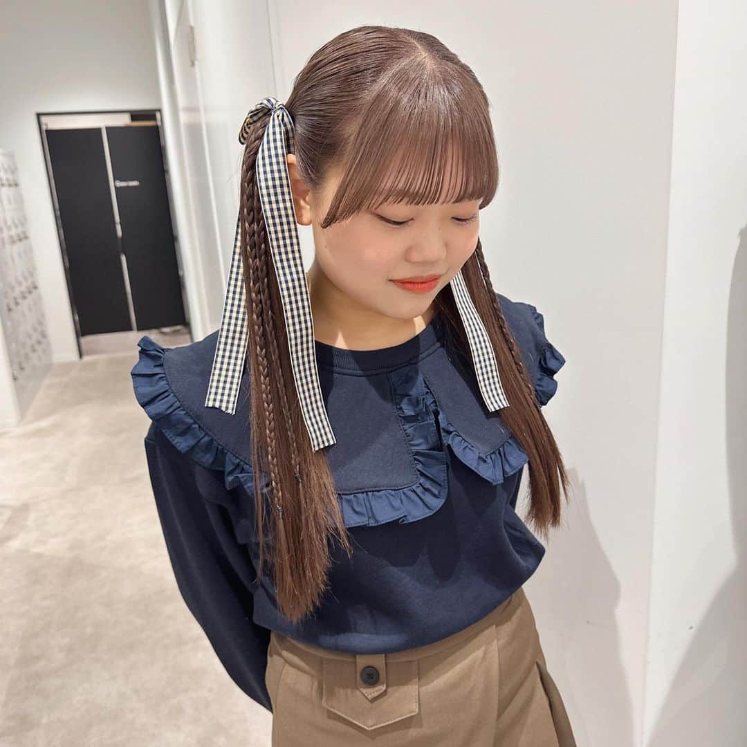 NANOKAのインスタグラム：「お任せ前髪カット、カラー、ヘアアレンジ👶🏻♡ ブリーチ1回ベースに、ミルクティー♡ Live前だったので、ツインアレンジ🫶🏻 かわいいリボンは持参してくれました🎀  #ヘアアレンジ #ヘアセット #ハイトーン #ミルクティーベージュ #ミルクティーカラー #ベージュカラー #グレージュ #ブリーチカラー #ツインテール #ツインテールアレンジ #三つ編み #三つ編みアレンジ #タイトヘア」