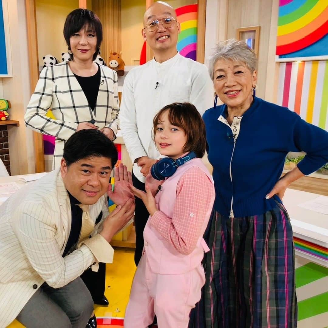 5時に夢中！ジョナサンの天気予報のインスタグラム：「本日はゲストに芸人のみなみかわさんをお迎え！ 特技のシステマを披露してくださいましたがライアンくんとミエさんの優しさが出てしまいシステマが必要無い程優しくスネを叩いただけになってしまいました🔨🦵  ミッツさんはこの後21時から生放送のバラいろダンディにも出演します！ 是非ご覧ください🌹  #gojimu #５時に夢中！ #バラダン」