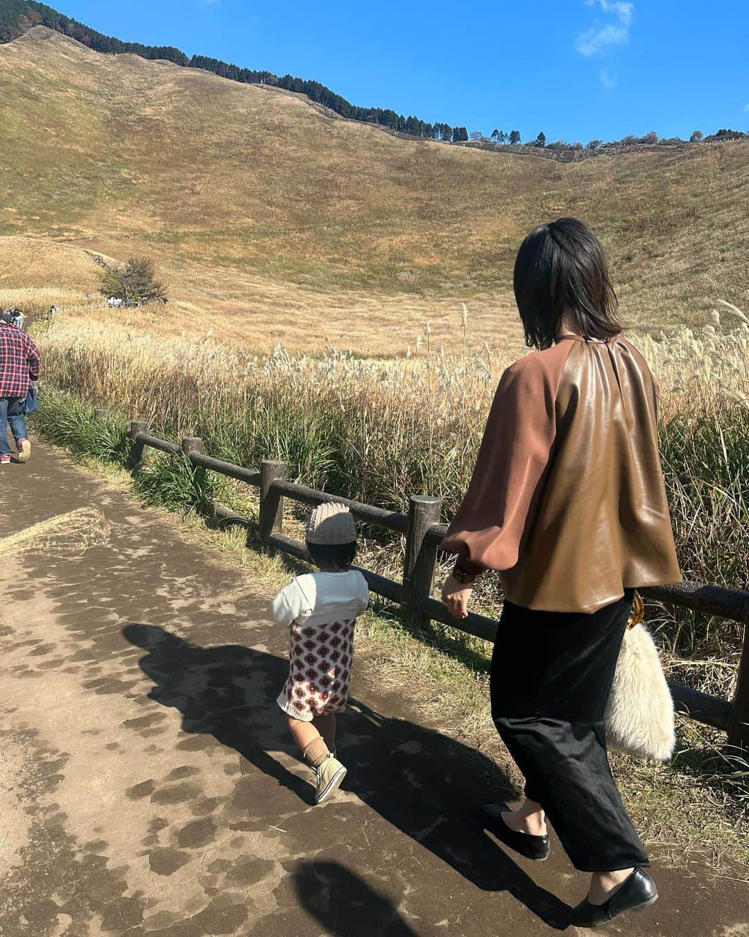 AYAさんのインスタグラム写真 - (AYAInstagram)「_ すすき🌾は美希と一緒に🐻  美希と曽爾高原はもう3回目😎 初めて行ったのは6年前やったけど 段々🌾が減ってきてるみたいで 確かに少なかった気がする！  11月入ってすぐ行ったけどそれでも 夕方は駐車場に3時間待ちとかみたいで 11時ごろに行ったら割とすぐ行けました！  気温もちょうど良くて、初めて寒いって ならへんかったな（笑） けどほんまに風強めでした😅  今の方が見頃やと思うけど、絶対寒いし暖かい格好で！！ 駐車場並ぶの嫌な人はお昼に行くのがオススメです！  夕方にかけてのすすきと空が赤く染まっていくのは ほんまに綺麗やねんけどなぁ〜〜😌  👧🏽は写真撮ってくれた人が男の方やったので 睨んでおります、、（笑）  美希いつもお出かけ一緒にしてくれてありがとう🤍  #あやみきおでかけキロク」11月17日 18時44分 - a.y.hana_12o6