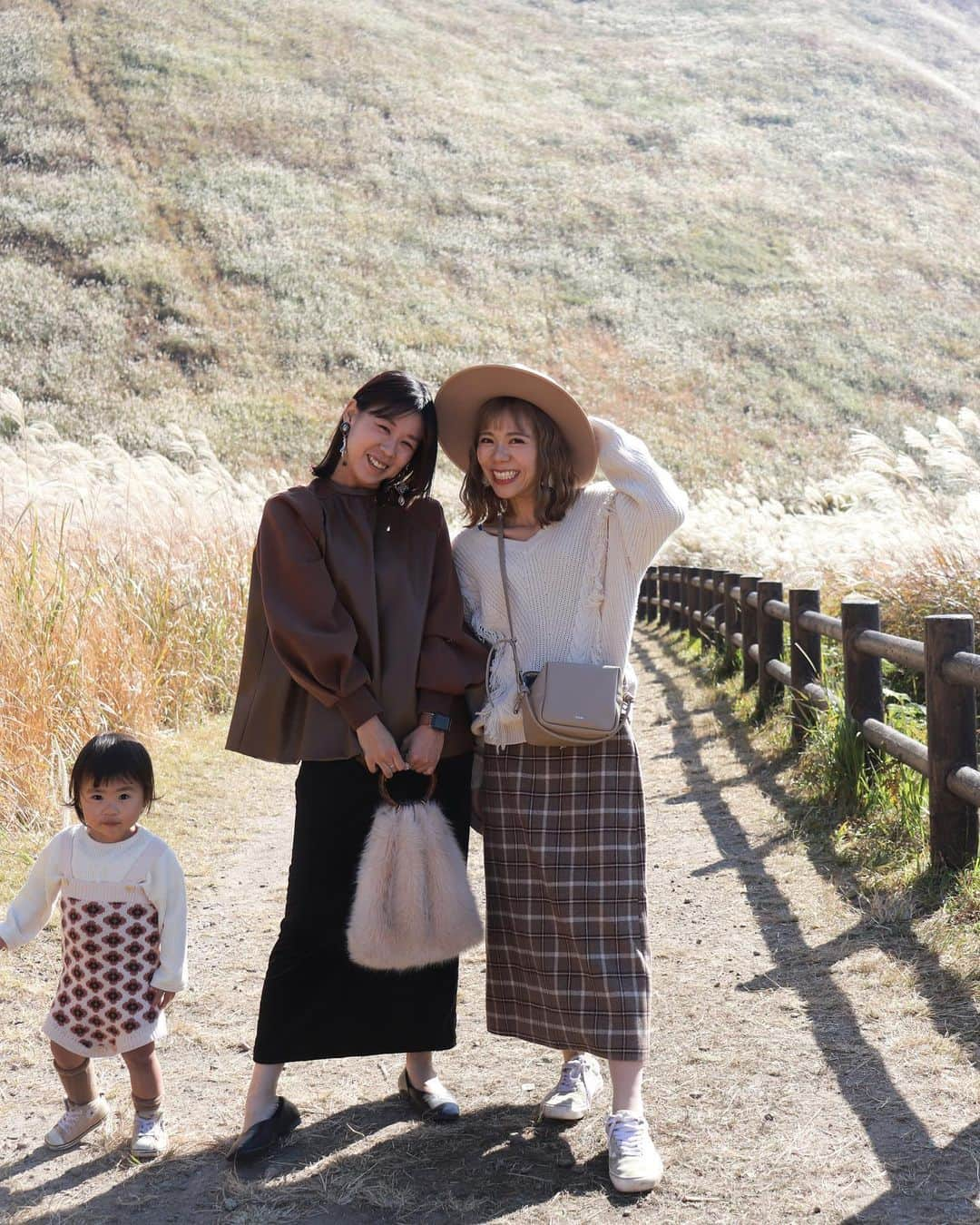 AYAさんのインスタグラム写真 - (AYAInstagram)「_ すすき🌾は美希と一緒に🐻  美希と曽爾高原はもう3回目😎 初めて行ったのは6年前やったけど 段々🌾が減ってきてるみたいで 確かに少なかった気がする！  11月入ってすぐ行ったけどそれでも 夕方は駐車場に3時間待ちとかみたいで 11時ごろに行ったら割とすぐ行けました！  気温もちょうど良くて、初めて寒いって ならへんかったな（笑） けどほんまに風強めでした😅  今の方が見頃やと思うけど、絶対寒いし暖かい格好で！！ 駐車場並ぶの嫌な人はお昼に行くのがオススメです！  夕方にかけてのすすきと空が赤く染まっていくのは ほんまに綺麗やねんけどなぁ〜〜😌  👧🏽は写真撮ってくれた人が男の方やったので 睨んでおります、、（笑）  美希いつもお出かけ一緒にしてくれてありがとう🤍  #あやみきおでかけキロク」11月17日 18時44分 - a.y.hana_12o6